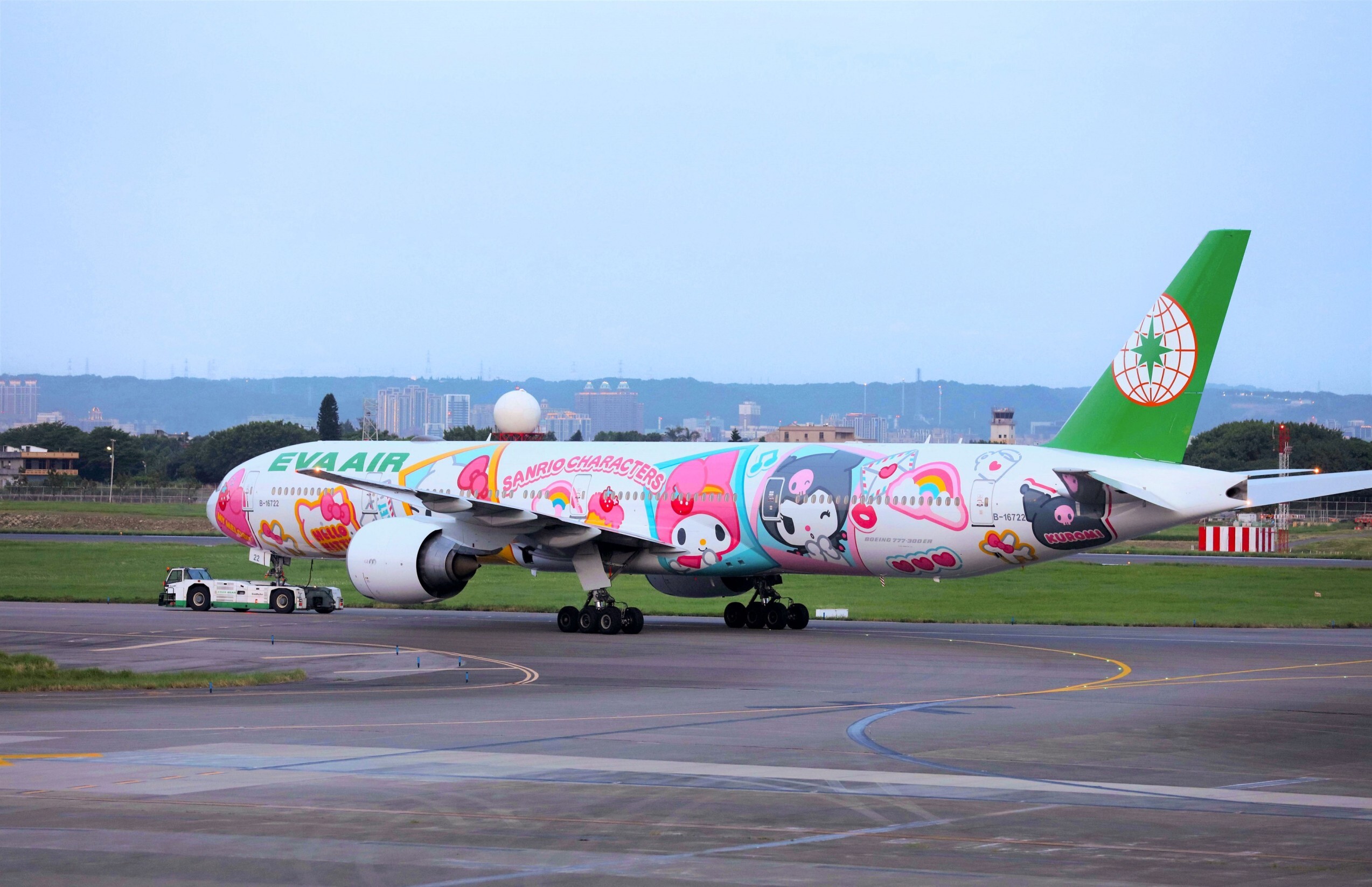  長榮航空攜手三麗鷗！推全新Hello Kitty「閨蜜機」首航芝加哥