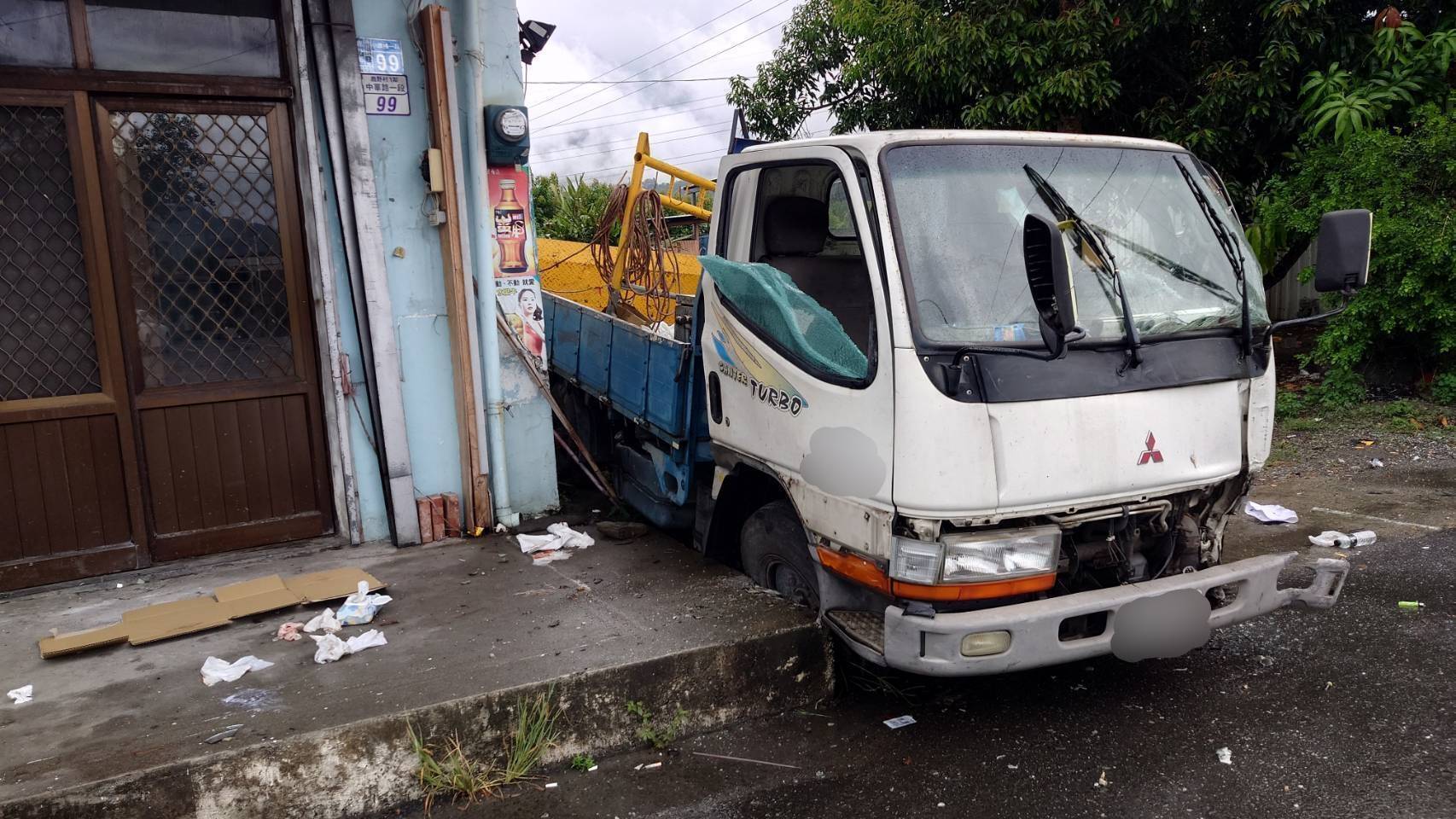  臺東鹿野鄉自小貨車失控撞電線桿 兩人受傷送醫