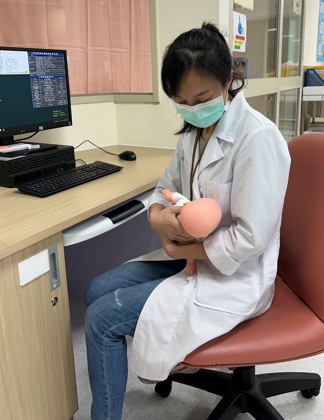 剛生完「奶水太多」!雙乳腫到蹦 熱痛難忍…醫曝2招緩解