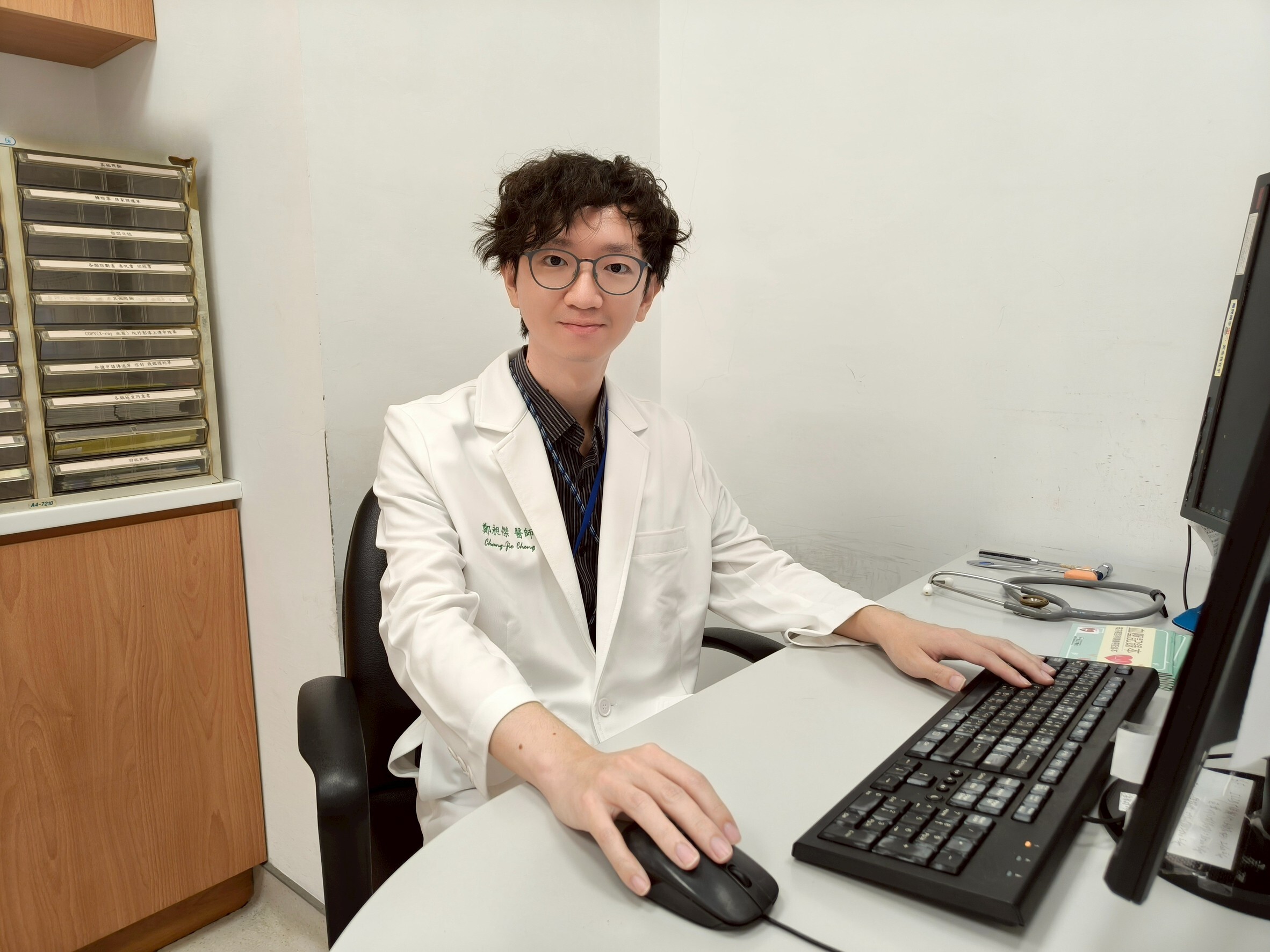 台灣失智症挑戰:從影集《忘了我記得》看現實中的照護壓力