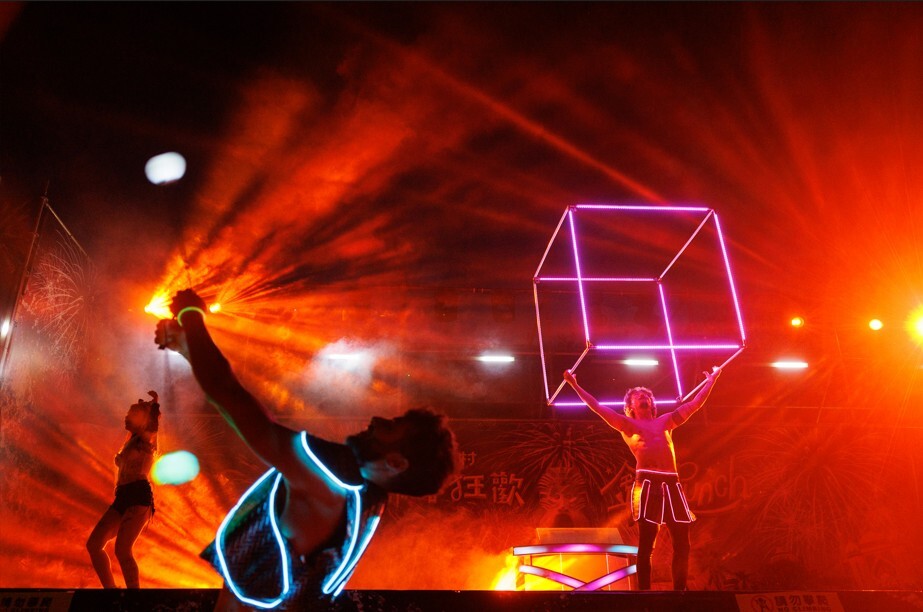  六福村煙火秀：暑假限定的夢幻體驗，父親節優惠不容錯過