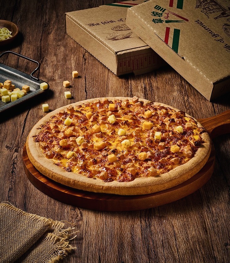 **披薩界新戰場！拿坡里推出「金賞烏魚子」與「濃起司五重派對」引爆味蕾對決**