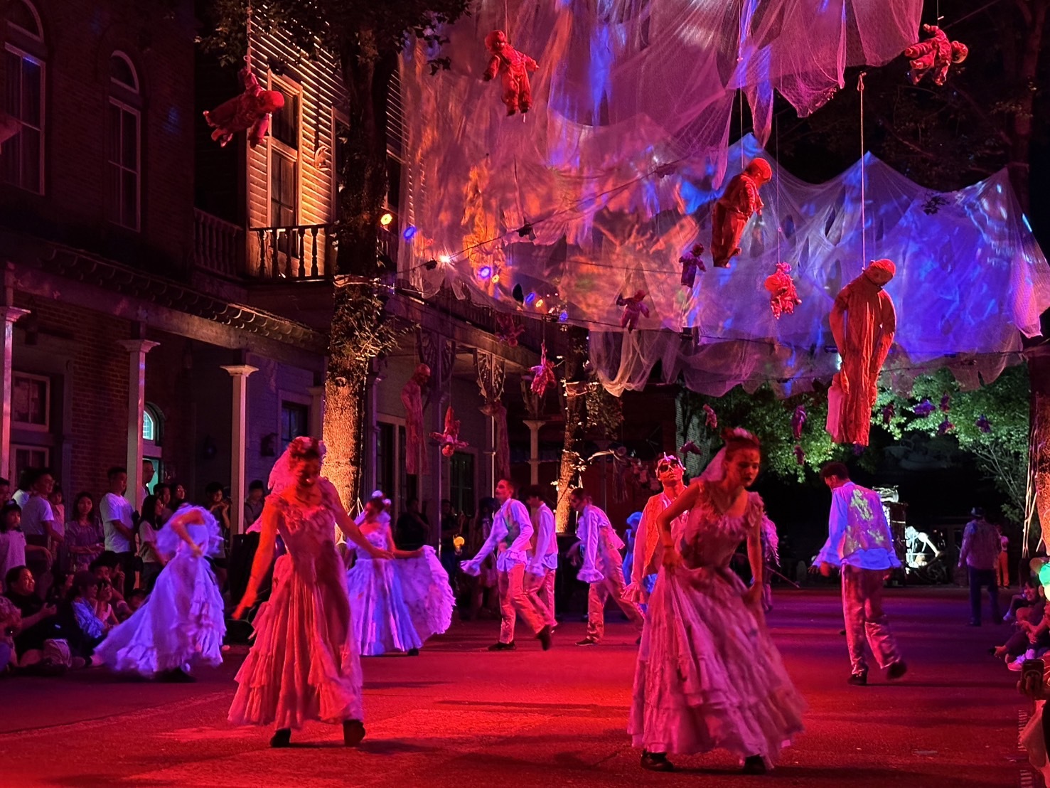 **六福村萬聖節驚喜：芮妮的舞會邀請，勇敢者的浪漫之夜**