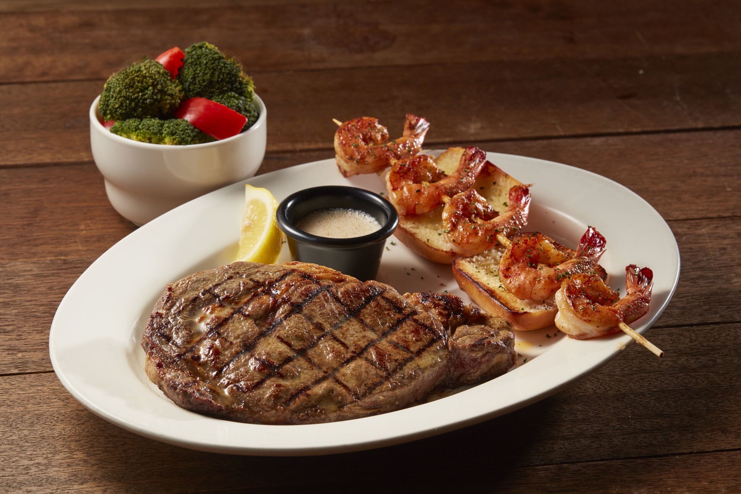 TGI FRIDAYS一日限定優惠「半份肋排600元」　軍人節國軍免費升級海陸大餐