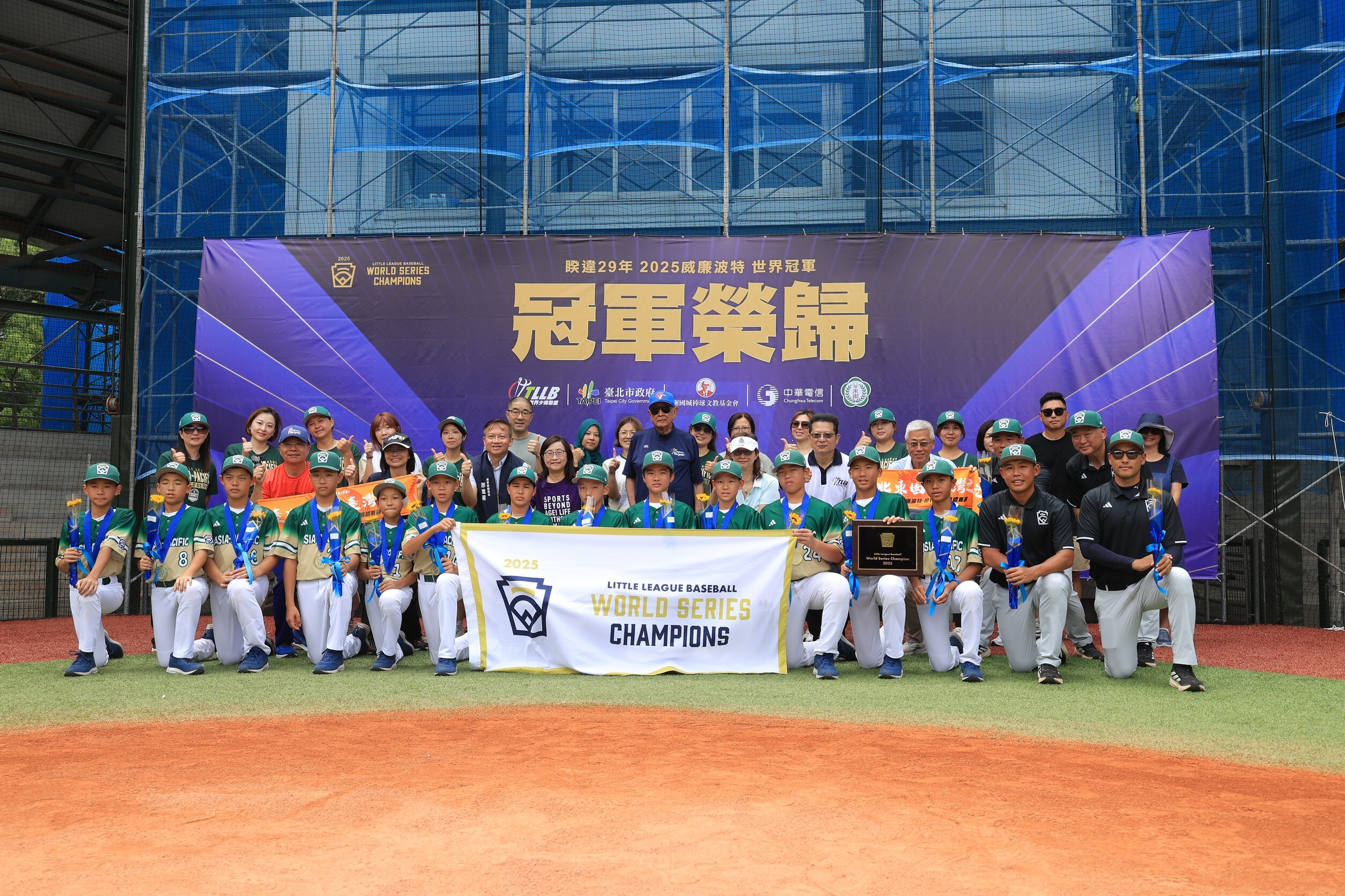 **臺北東園少棒隊勇奪世界冠軍 凱旋遊行慶祝榮耀時刻**