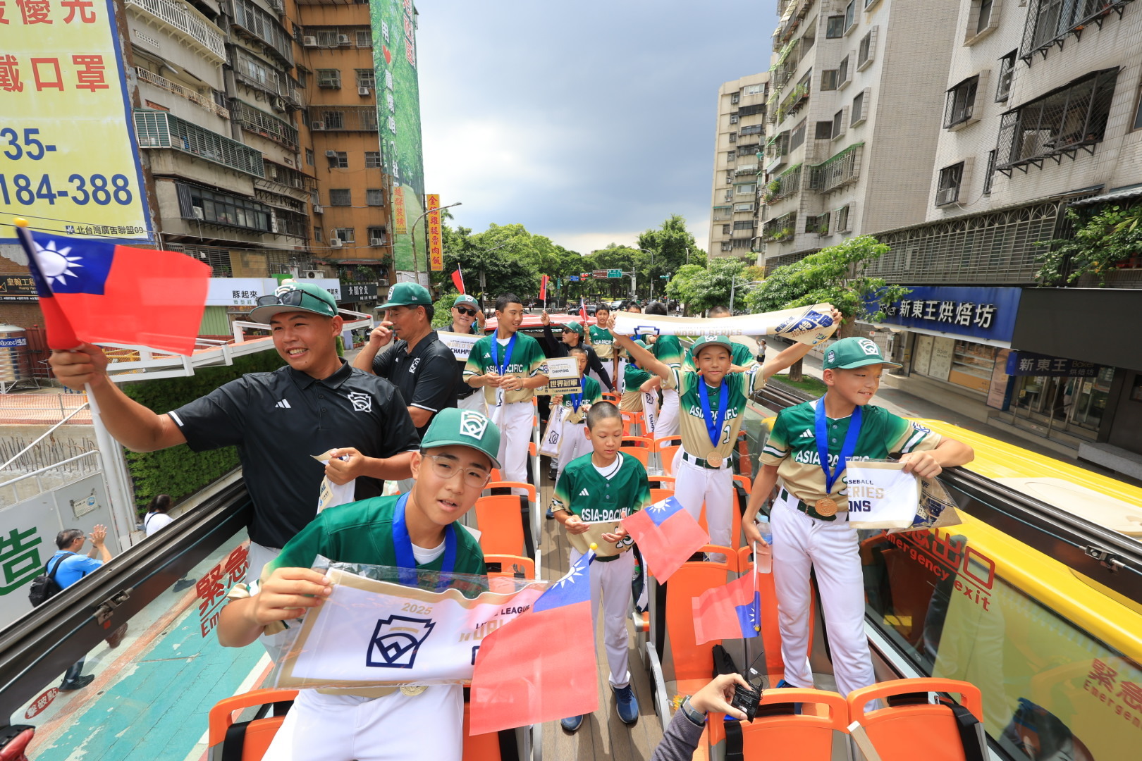 **臺北東園少棒隊勇奪世界冠軍 凱旋遊行慶祝榮耀時刻**