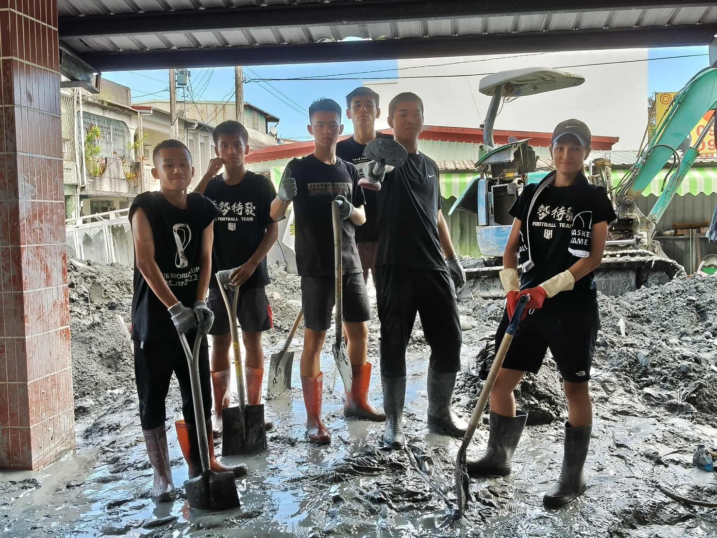 復興高中足球隊赴花蓮救災！球員「頂太陽清淤泥」　自費搭火車當鏟子超人