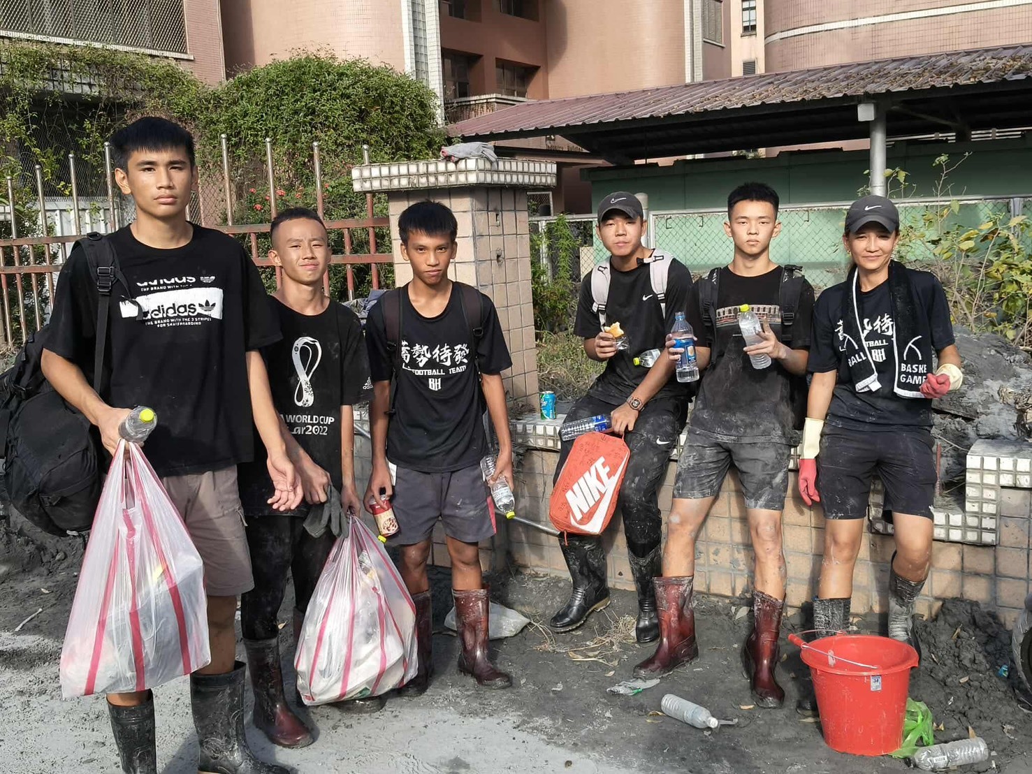  臺北復興高中足球隊化身救災志工，揮汗如雨助花蓮重建