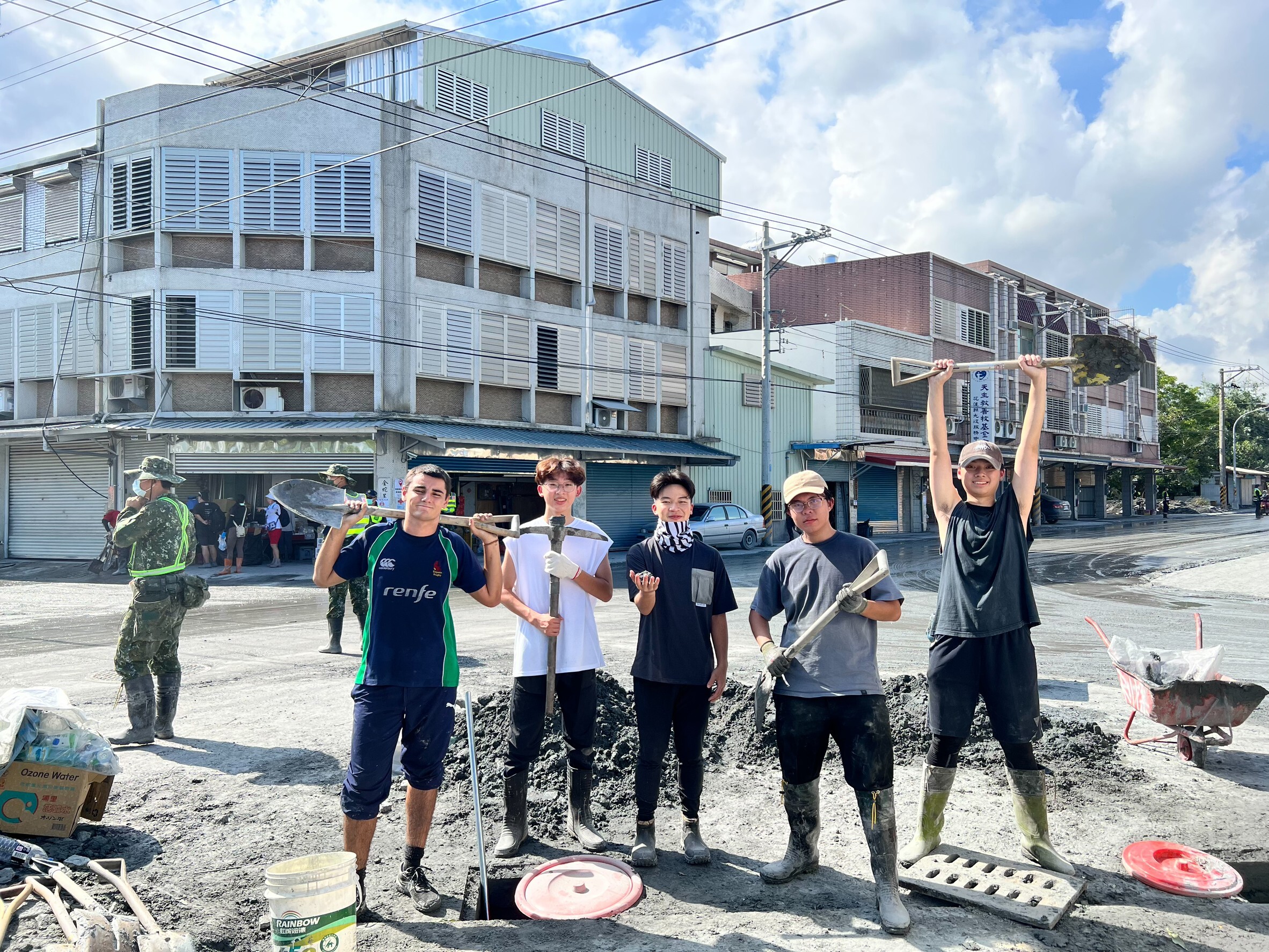 中秋假期「鏟子超人」出動！泰北國際雙語學校師生、家長赴花蓮救災　