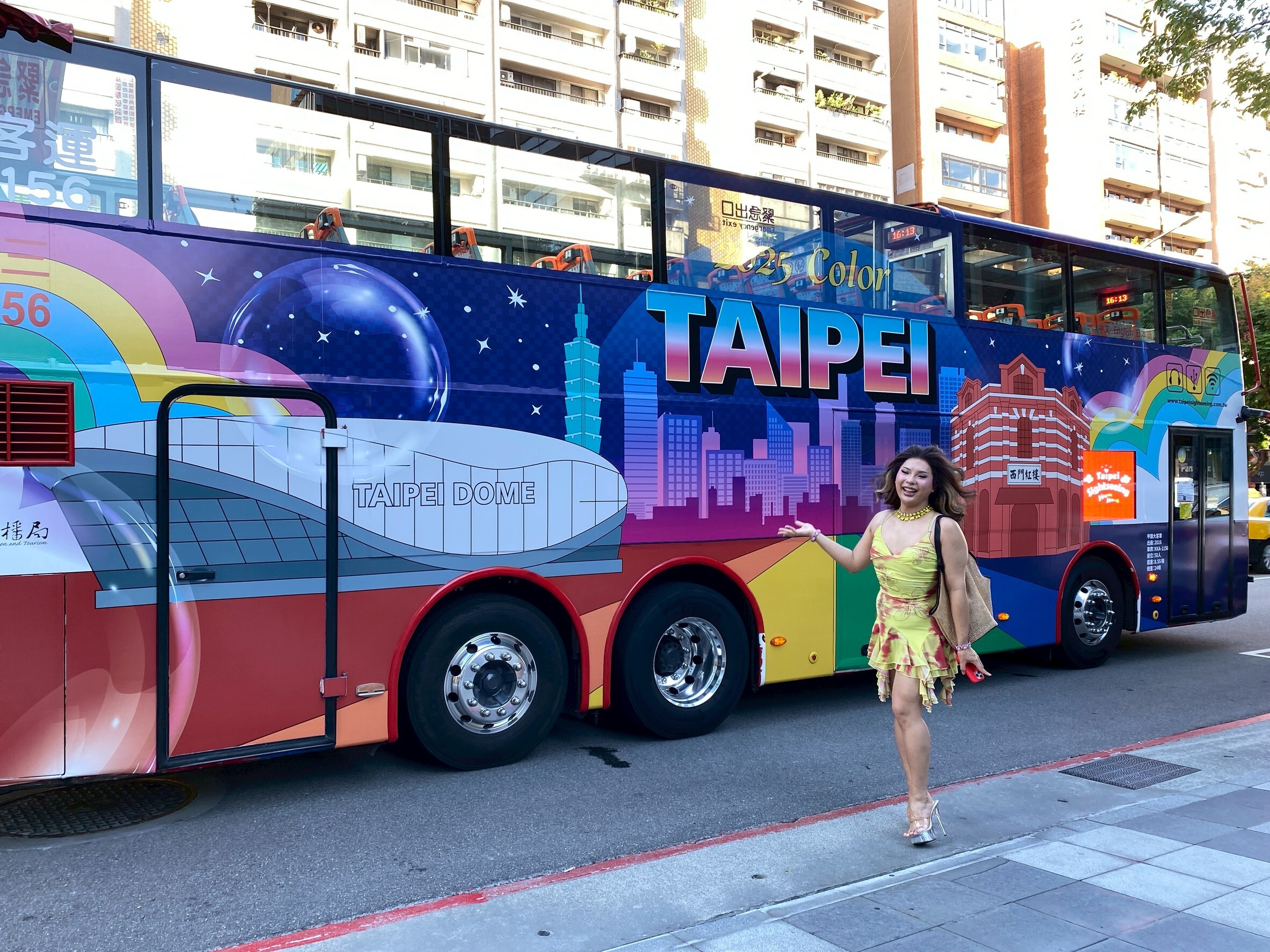 台北「彩虹觀光巴士」啟動！變裝皇后熱情導覽　10月底還有兩場LGBTQ活動