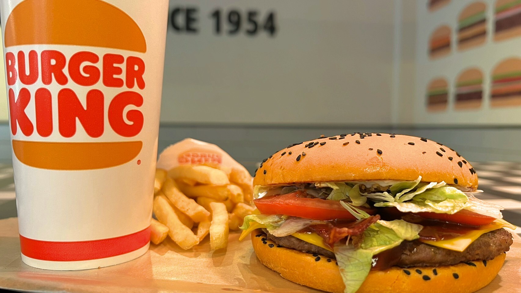 漢堡王萬聖節限定套餐登場:橘黑色系漢堡引爆節慶狂歡