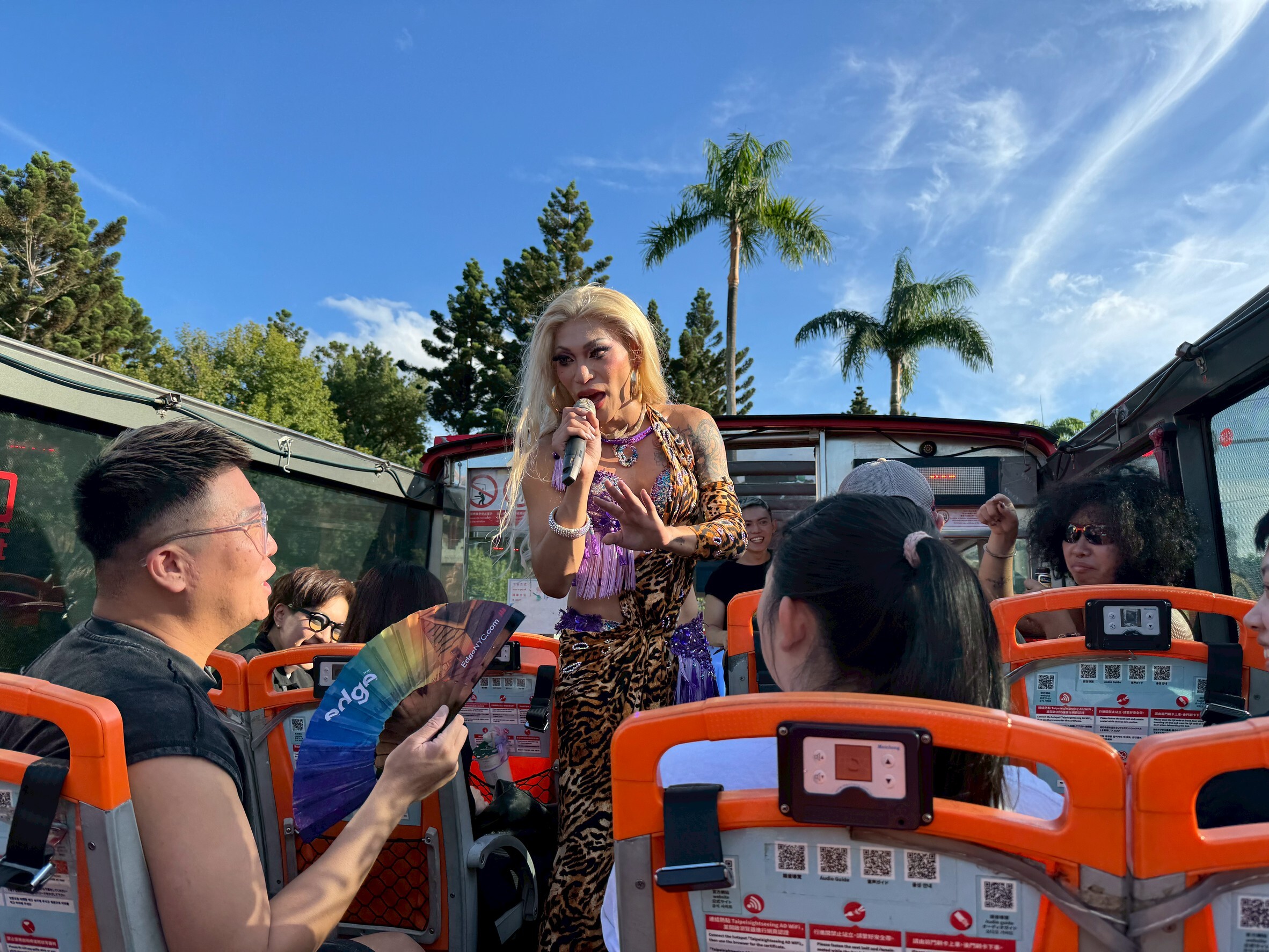 臺灣同志遊行10/25登場　「彩虹觀光巴士」與變裝皇后互動交流超吸睛