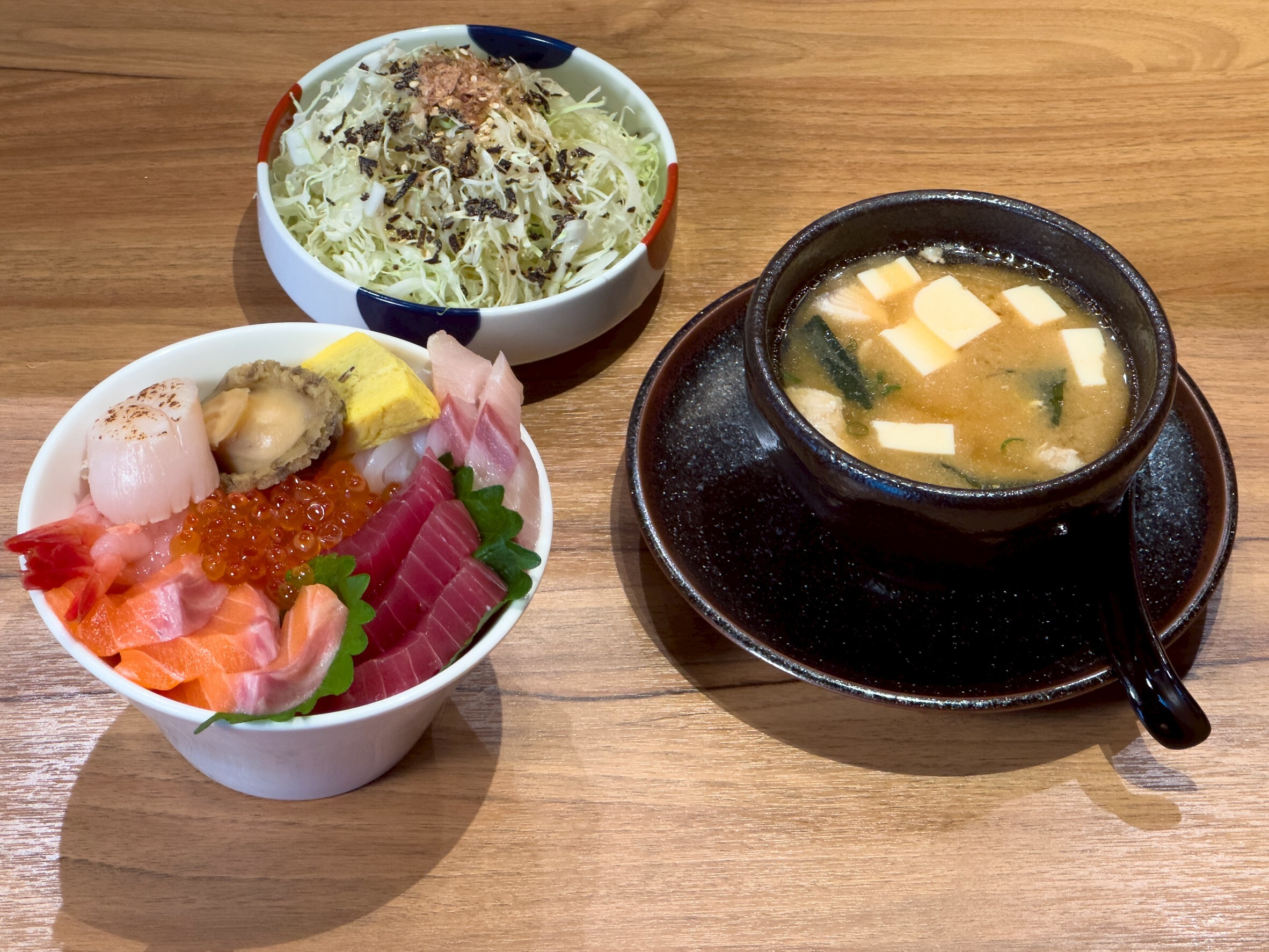  「樂天三本柱」攜手「貓將壽司」推出限定海鮮丼，粉絲熱情爆棚