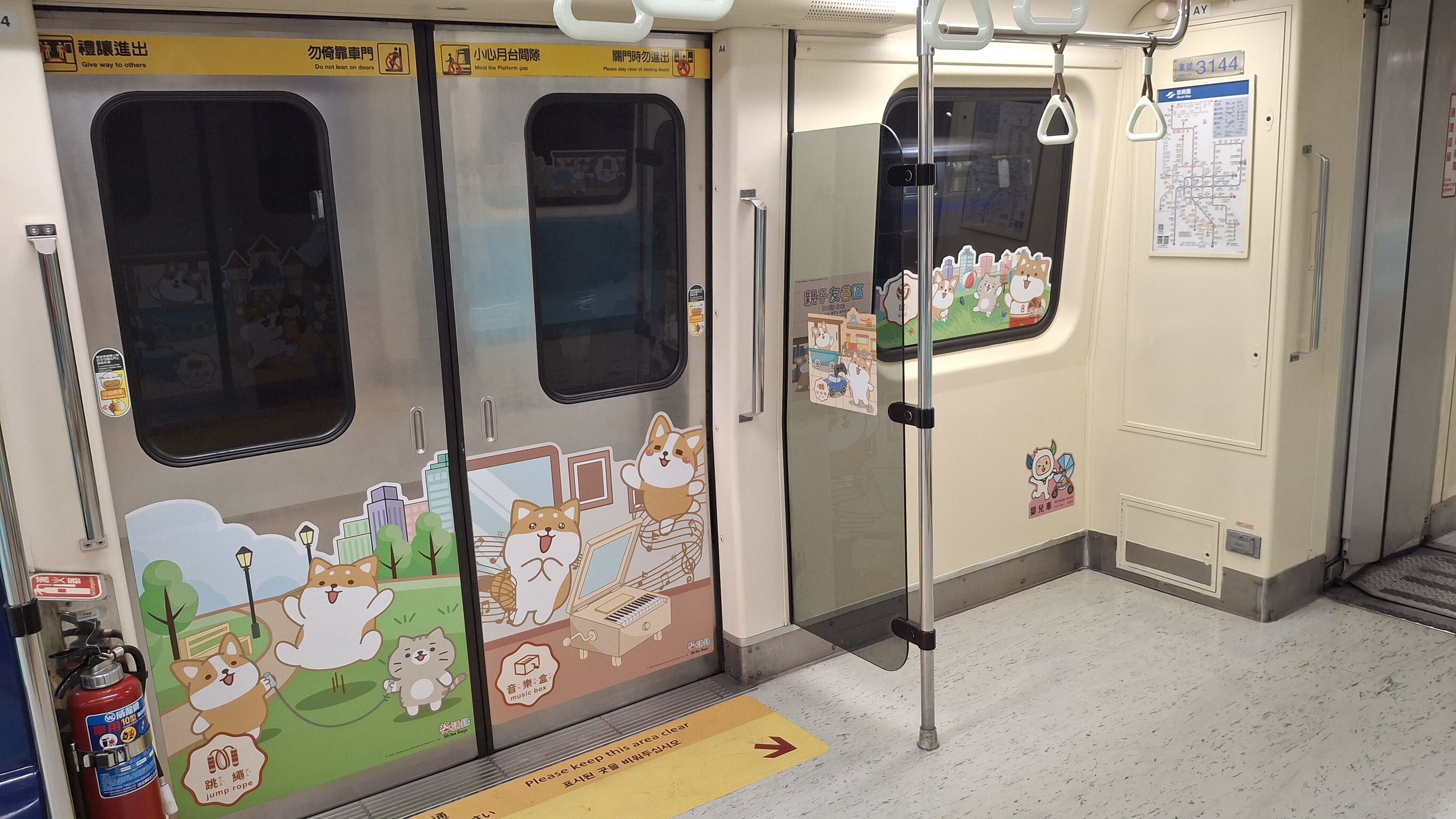 北捷板南線列車「空間優化」！嬰兒車停放空間、扶手加倍增設