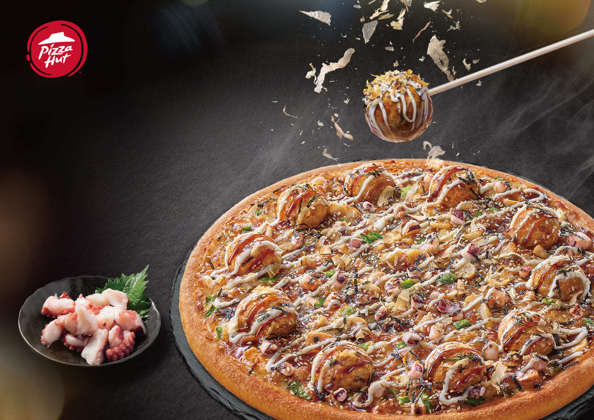 必勝客新人報到！「章魚燒比薩」重磅回歸：整顆Q彈章魚燒放上面　還有海鮮盛宴比薩