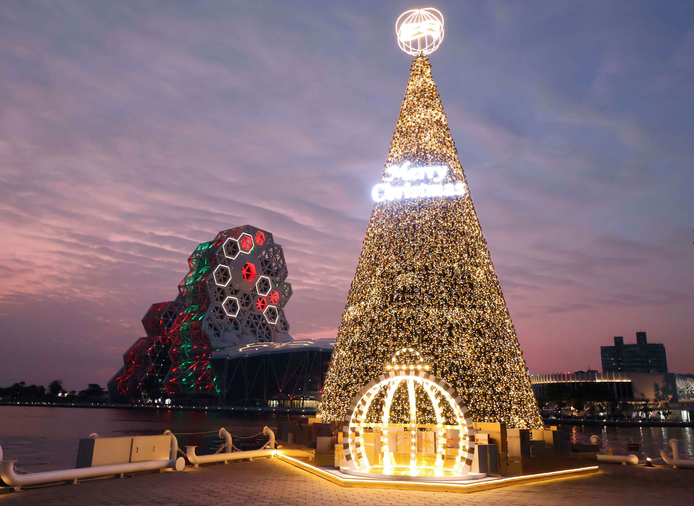 高流17公尺「金勾TREE」聖誕樹亮相！12月音樂盛宴、聖誕市集全攻略