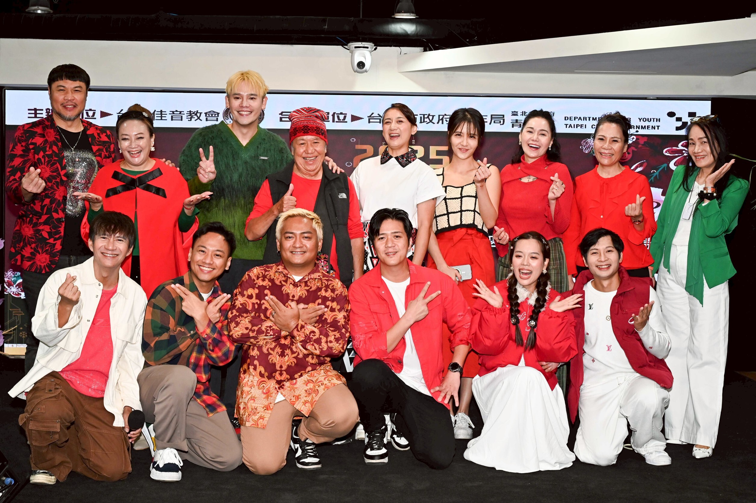 **聖誕嘉年華：藝人齊聚台北，共襄盛舉傳遞愛與希望**