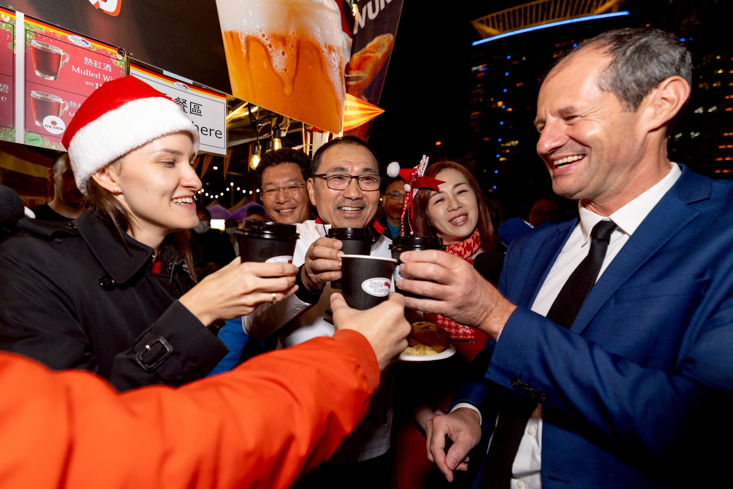  新北歡樂耶誕城2025：夢幻馬戲主燈與德國市集點亮冬季