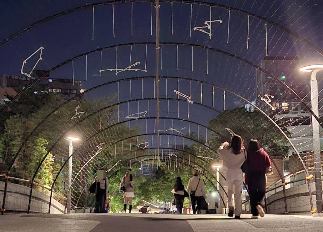 捷運無差別攻擊事件後社會齊哀悼　北捷暫關燈飾、民眾自發獻花追思