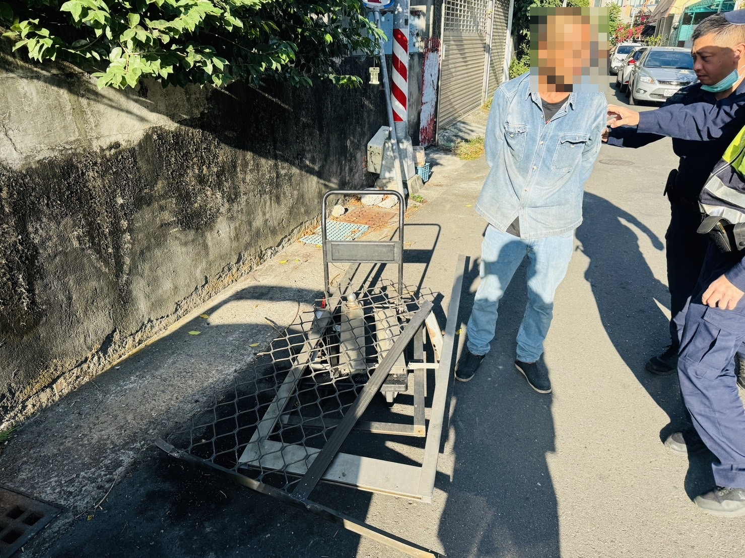 鳳山空屋驚現「不明聲響」！他撿鋁材想賣…屋主氣炸：就是我家的