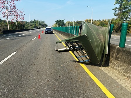 太扯！台南台84線內線車道現「超大帆布架」　駕駛驚覺出事裝沒事逃跑